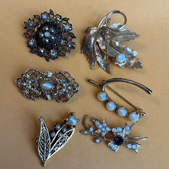 Jewelry - Multiple Vintage Costume Jewelry Brooches/Pins.  Gold Tone.